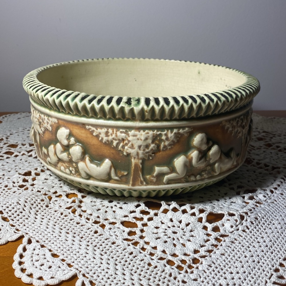 Roseville Donatello 9 in. Bowl